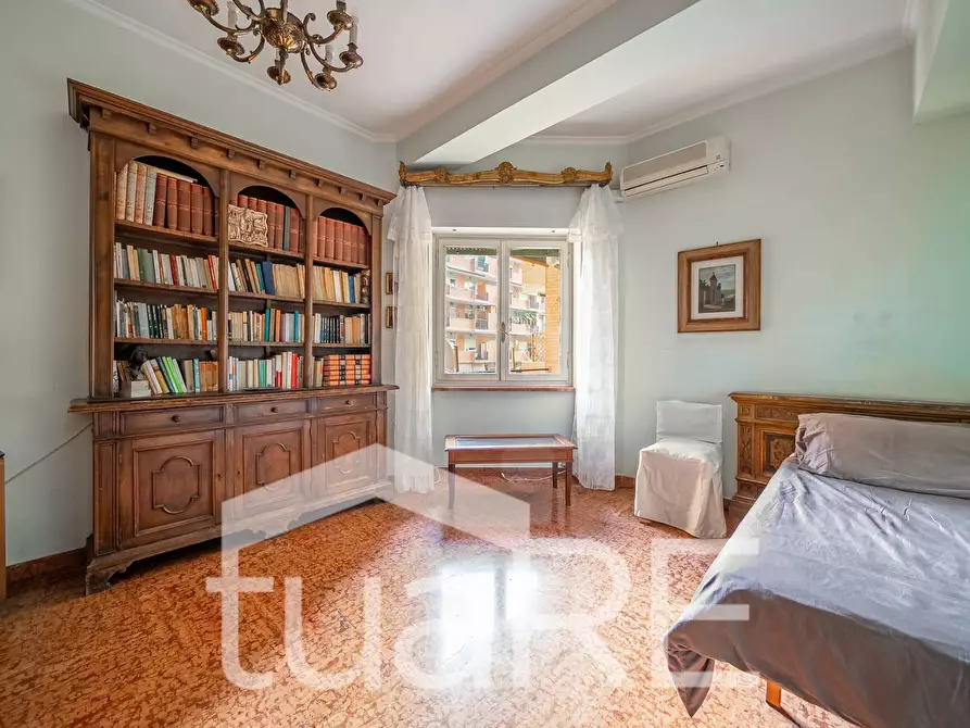 Immagine 5 di Appartamento in vendita  in Via Appia Nuova a Roma