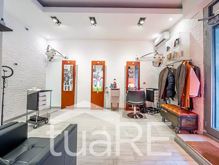 Immagine 4 di Negozio in vendita  in Via Giano Parrasio a Roma