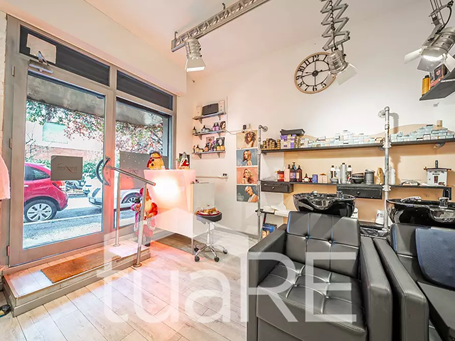 Immagine 6 di Negozio in vendita  in Via Giano Parrasio a Roma