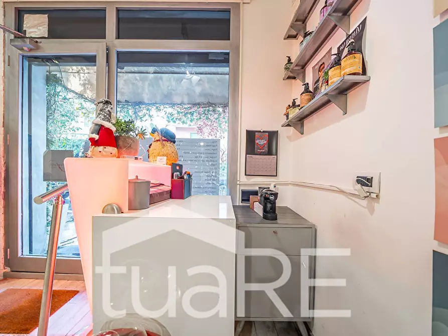 Immagine 9 di Negozio in vendita  in Via Giano Parrasio a Roma