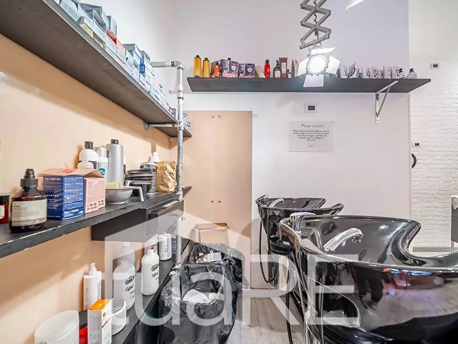 Immagine 10 di Negozio in vendita  in Via Giano Parrasio a Roma
