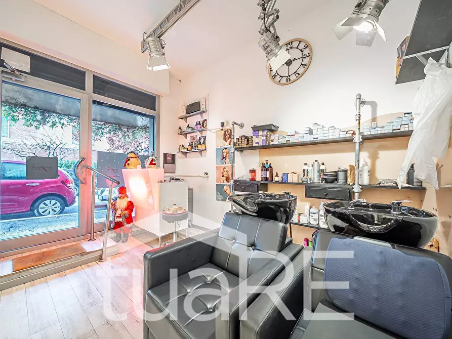 Immagine 11 di Negozio in vendita  in Via Giano Parrasio a Roma