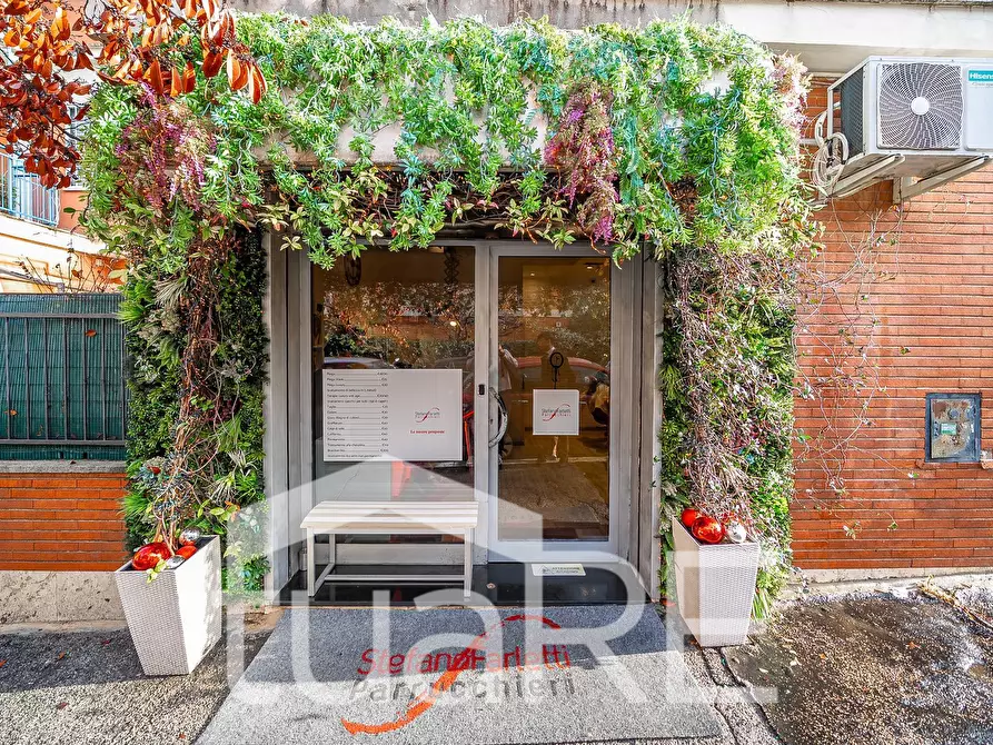 Immagine 13 di Negozio in vendita  in Via Giano Parrasio a Roma