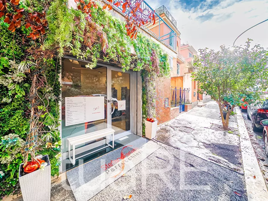 Immagine 14 di Negozio in vendita  in Via Giano Parrasio a Roma