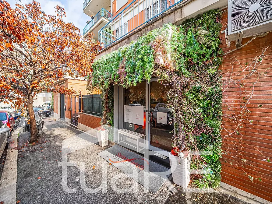 Immagine 15 di Negozio in vendita  in Via Giano Parrasio a Roma