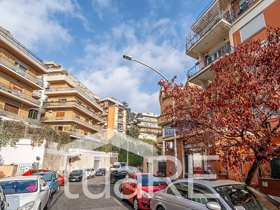 Immagine 17 di Negozio in vendita  in Via Giano Parrasio a Roma