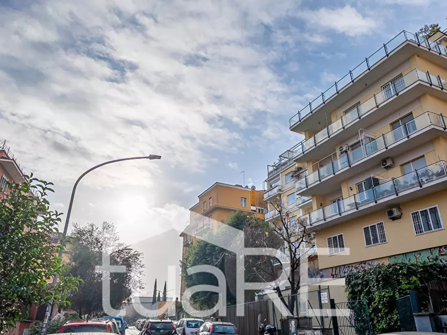 Immagine 18 di Negozio in vendita  in Via Giano Parrasio a Roma