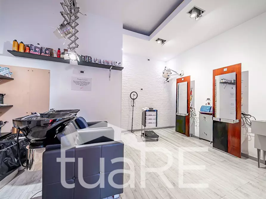 Immagine 20 di Negozio in vendita  in Via Giano Parrasio a Roma