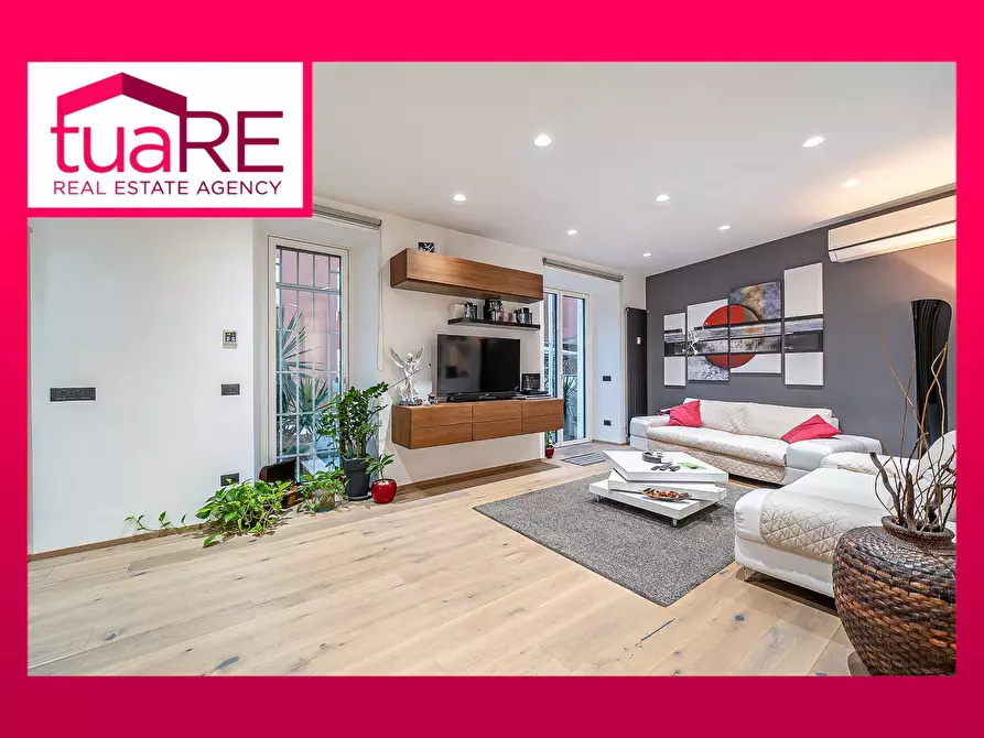 Immagine 1 di Appartamento in vendita  in Via Acherusio a Roma