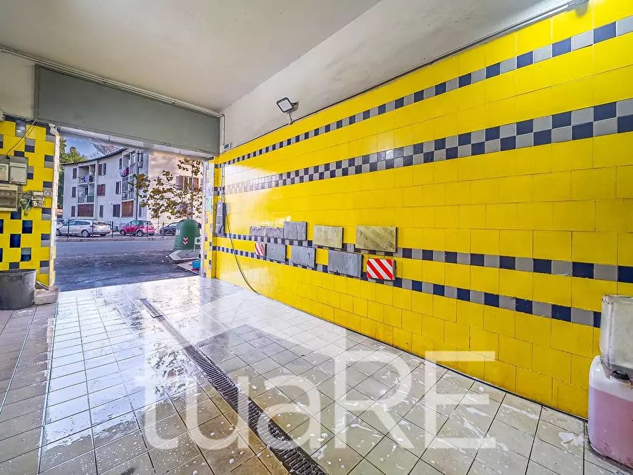 Immagine 2 di Negozio in vendita  in Via Del Trullo a Roma