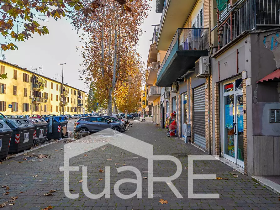 Immagine 6 di Negozio in vendita  in Via Del Trullo a Roma