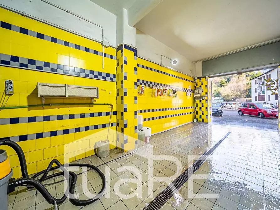 Immagine 7 di Negozio in vendita  in Via Del Trullo a Roma