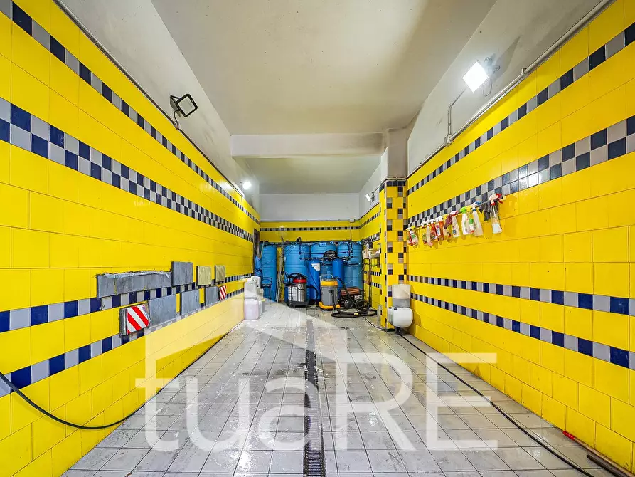 Immagine 8 di Negozio in vendita  in Via Del Trullo a Roma