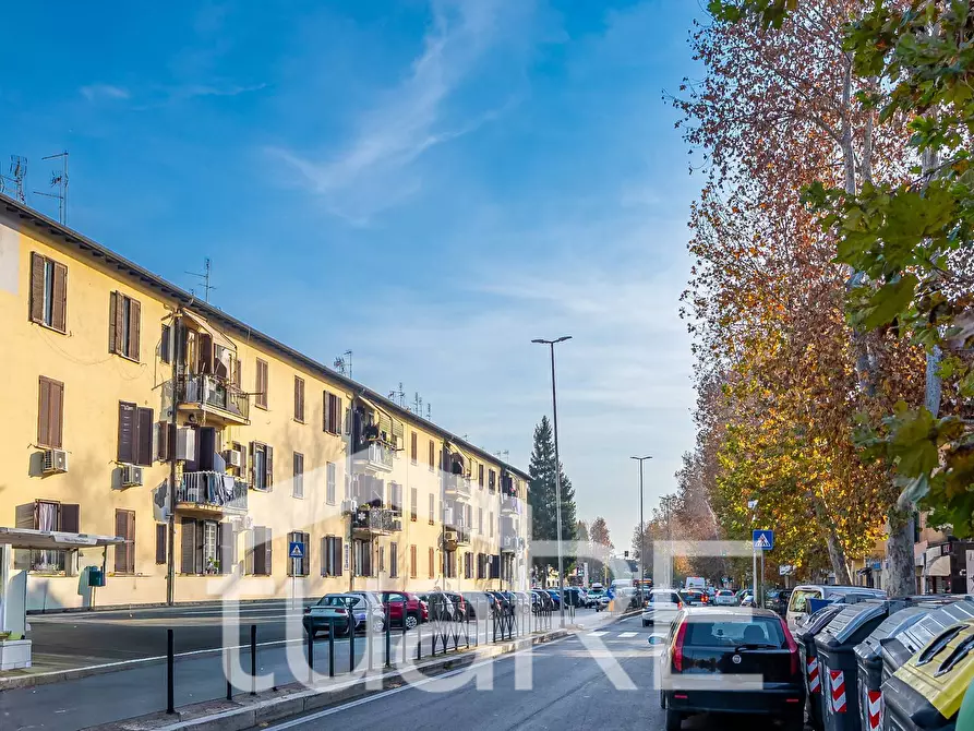 Immagine 9 di Negozio in vendita  in Via Del Trullo a Roma