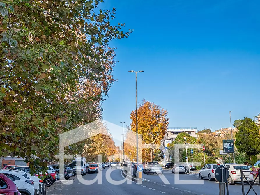 Immagine 10 di Negozio in vendita  in Via Del Trullo a Roma