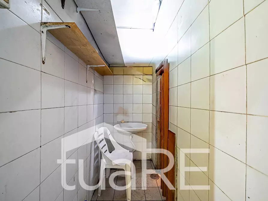 Immagine 11 di Negozio in vendita  in Via Del Trullo a Roma