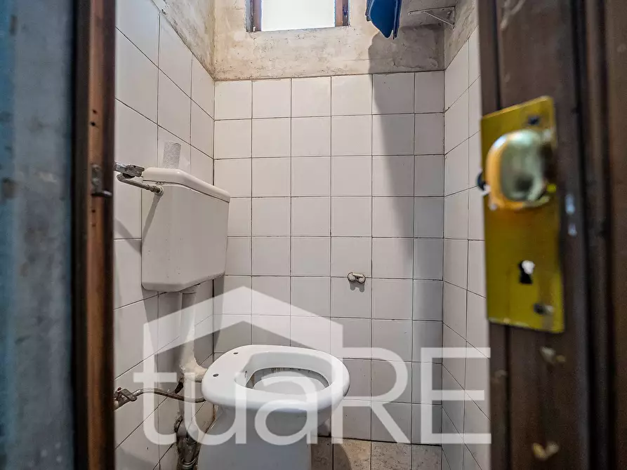 Immagine 12 di Negozio in vendita  in Via Del Trullo a Roma