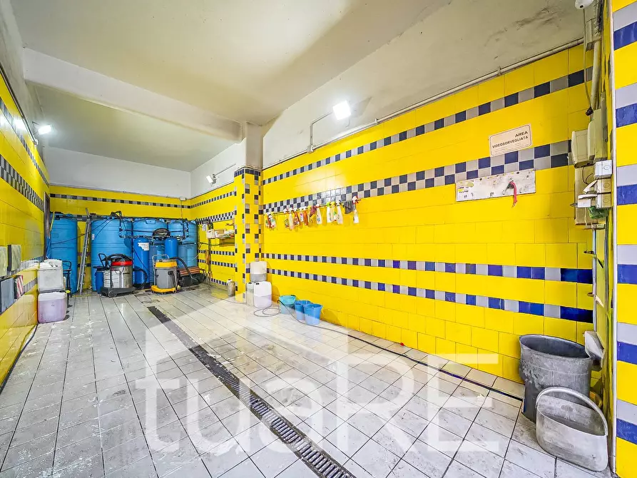 Immagine 13 di Negozio in vendita  in Via Del Trullo a Roma