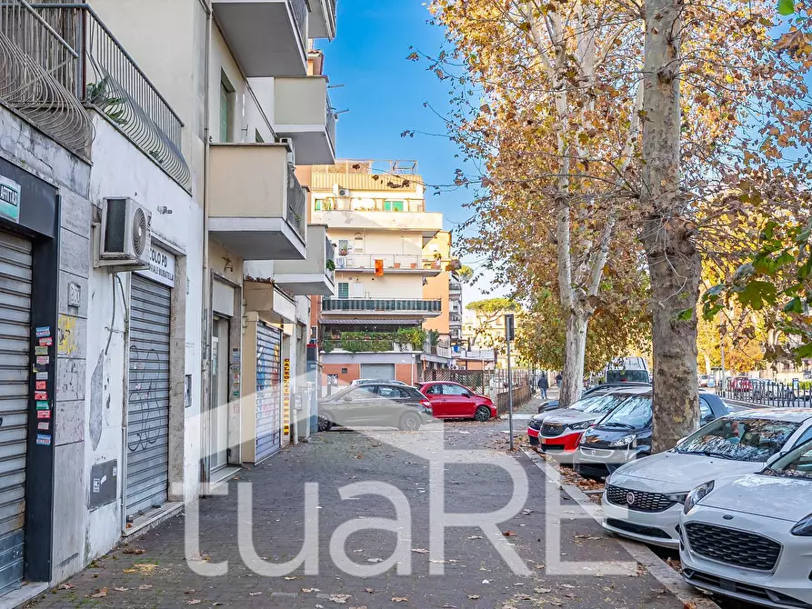 Immagine 15 di Negozio in vendita  in Via Del Trullo a Roma