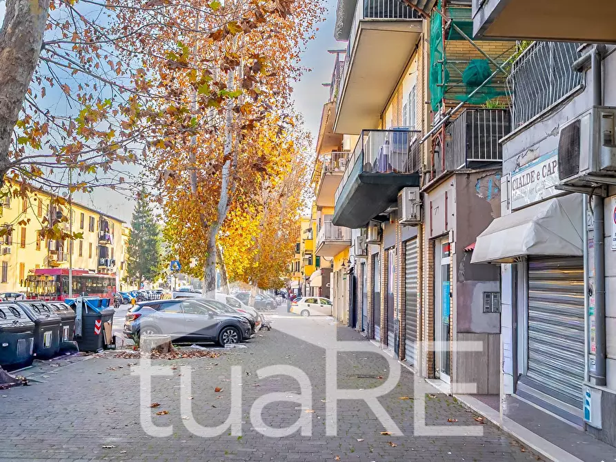 Immagine 16 di Negozio in vendita  in Via Del Trullo a Roma