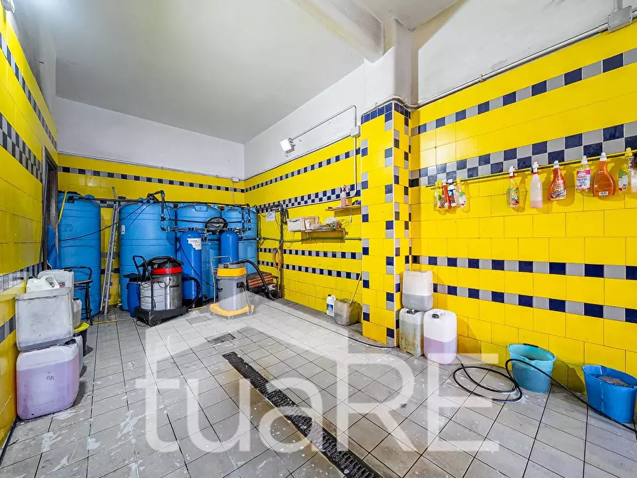 Immagine 17 di Negozio in vendita  in Via Del Trullo a Roma