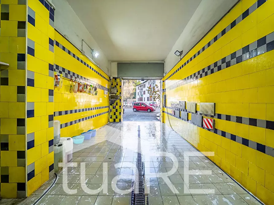 Immagine 18 di Negozio in vendita  in Via Del Trullo a Roma