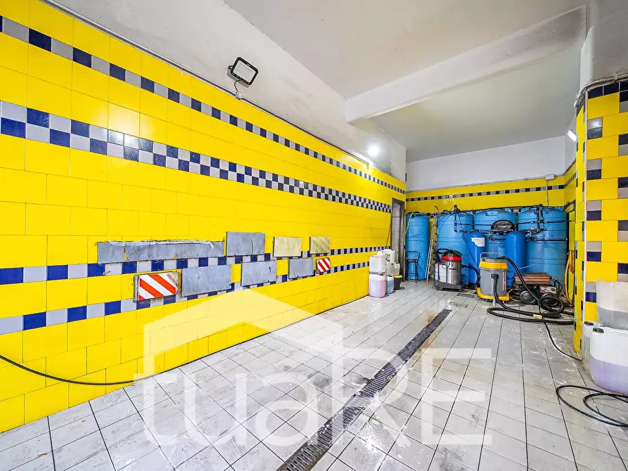 Immagine 19 di Negozio in vendita  in Via Del Trullo a Roma