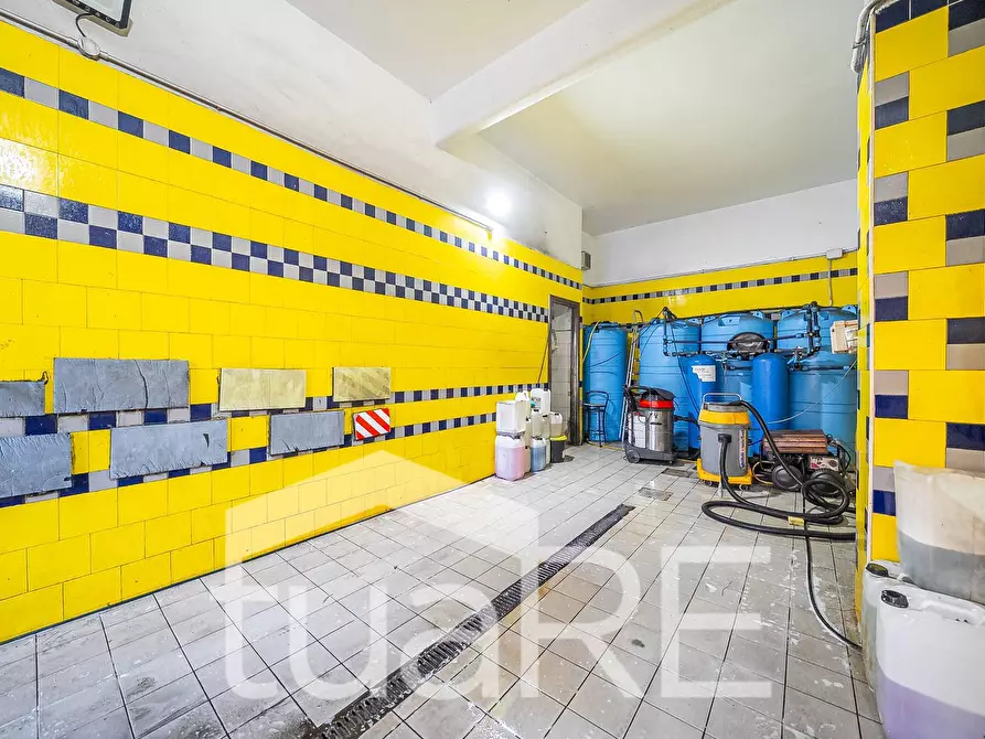 Immagine 20 di Negozio in vendita  in Via Del Trullo a Roma