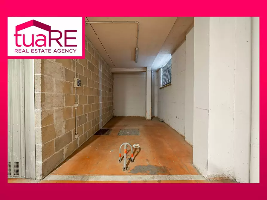 Immagine 1 di Box auto in vendita  in Via Vicolungo a Roma