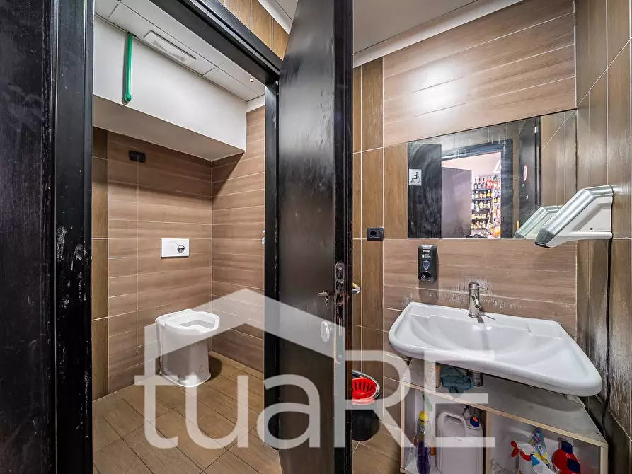 Immagine 10 di Negozio in vendita  in Via Principe Eugenio a Roma