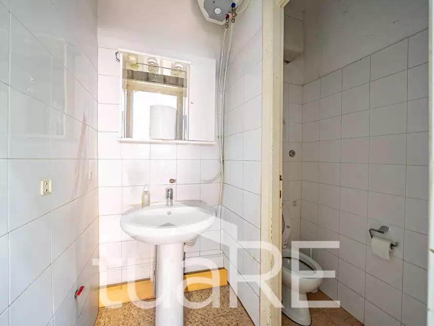 Immagine 11 di Negozio in vendita  in Via Principe Eugenio a Roma