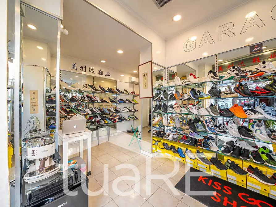 Immagine 13 di Negozio in vendita  in Via Principe Eugenio a Roma