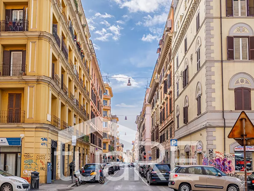 Immagine 10 di Negozio in vendita  in Via Giovanni Giolitti a Roma