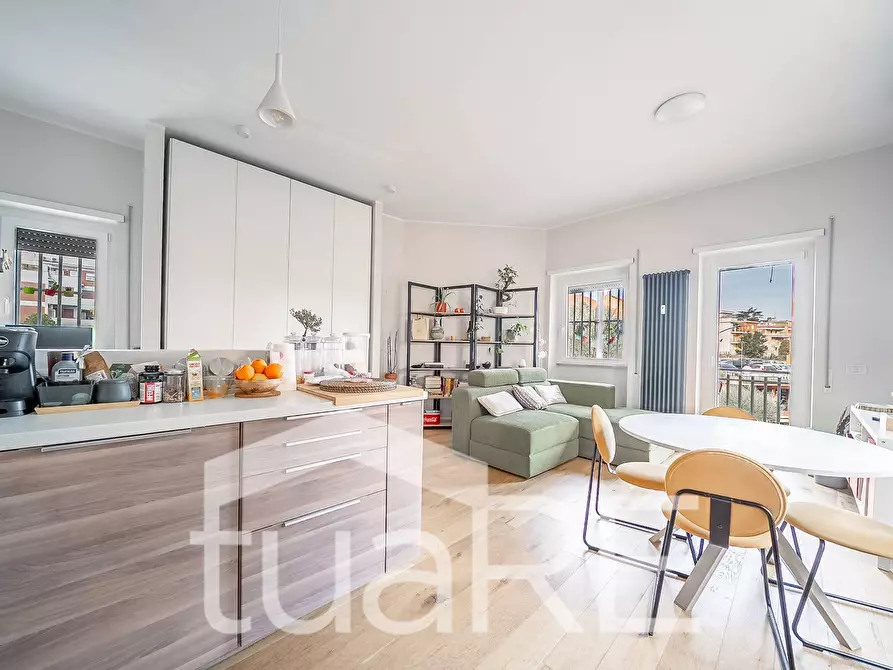 Immagine 5 di Appartamento in vendita  in Via Luigi Zambarelli a Roma