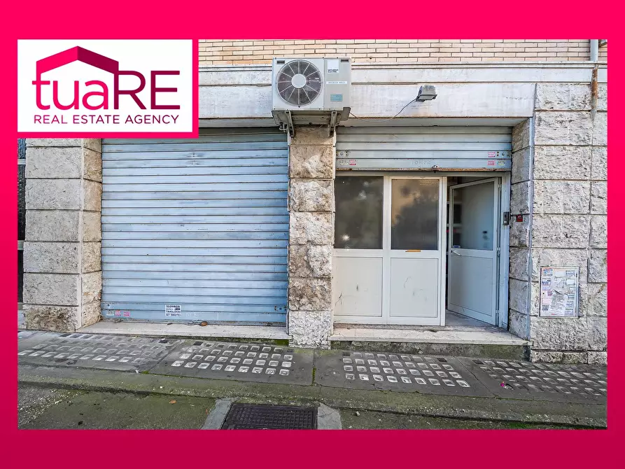 Immagine 1 di Negozio in vendita  in Via Camesena a Roma