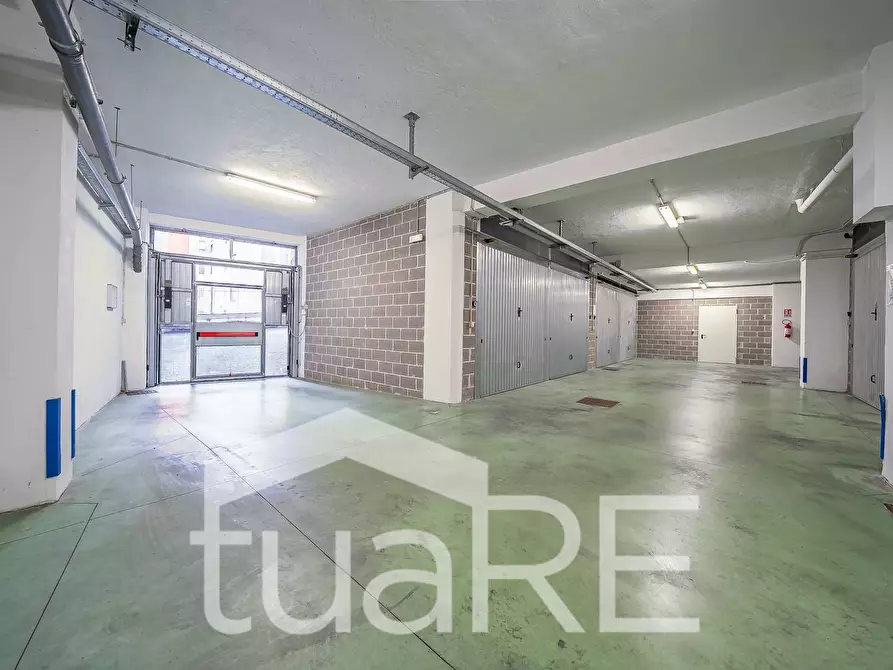 Immagine 2 di Negozio in vendita  in Via Camesena a Roma