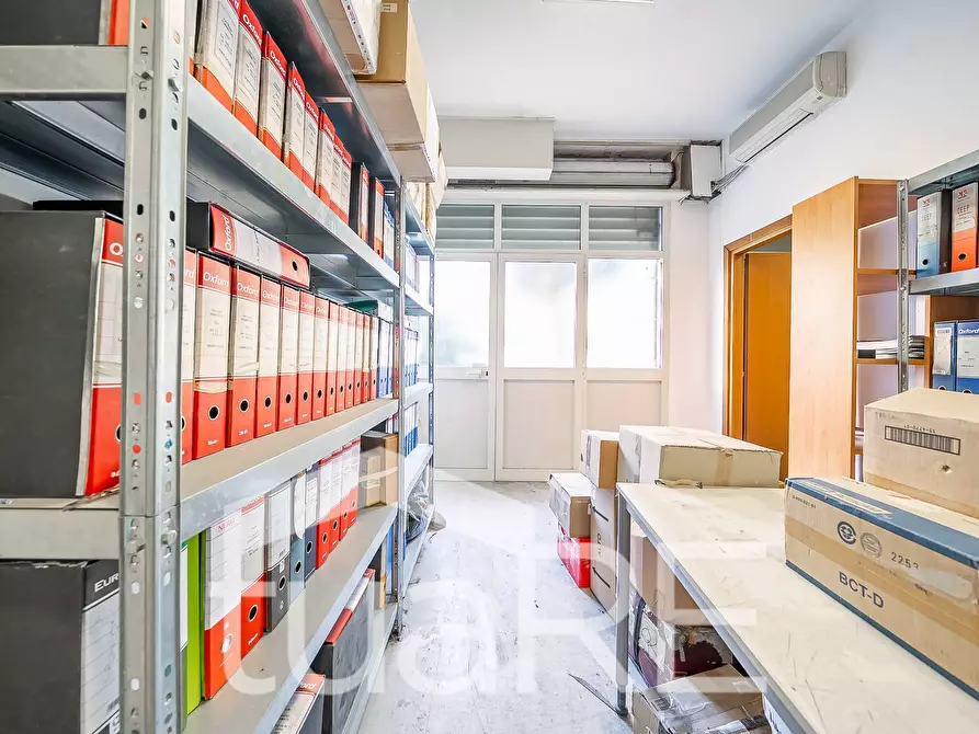 Immagine 3 di Negozio in vendita  in Via Camesena a Roma