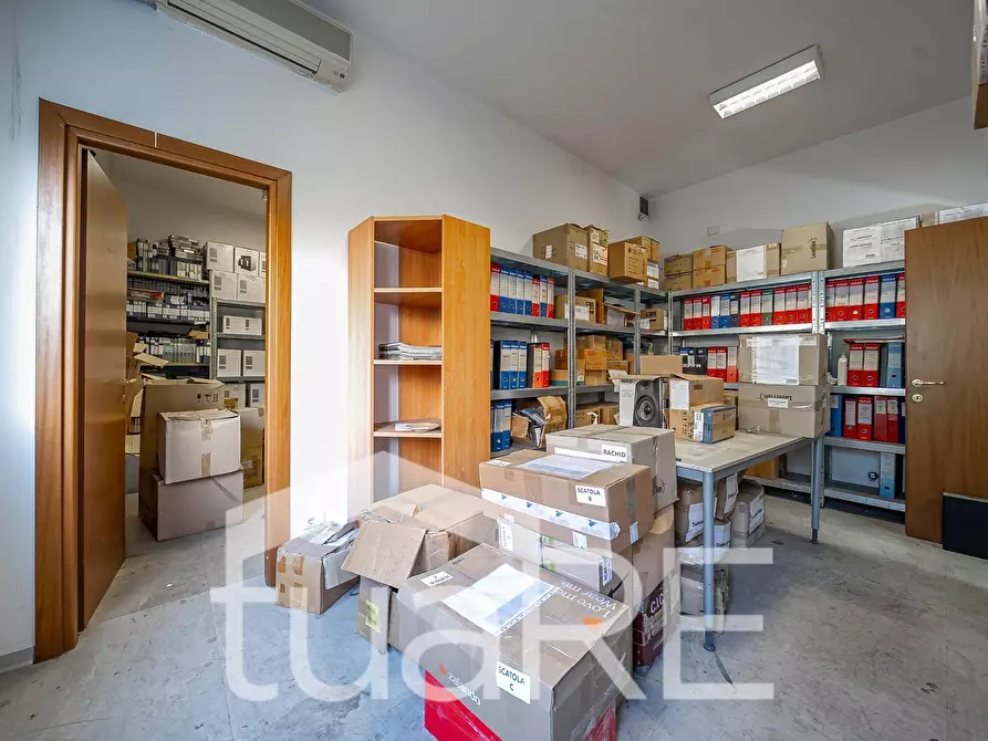 Immagine 4 di Negozio in vendita  in Via Camesena a Roma