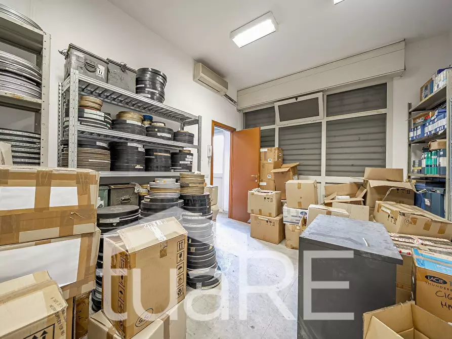 Immagine 5 di Negozio in vendita  in Via Camesena a Roma