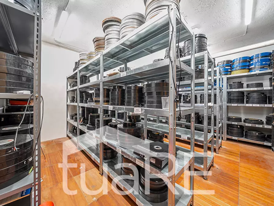 Immagine 8 di Negozio in vendita  in Via Camesena a Roma