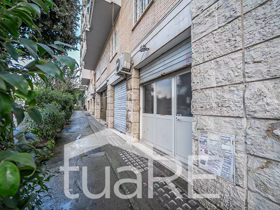 Immagine 13 di Negozio in vendita  in Via Camesena a Roma