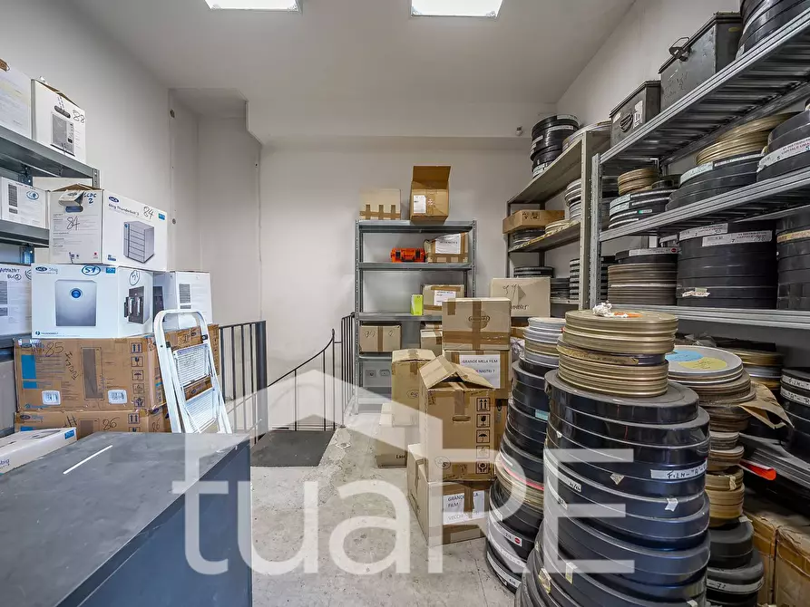 Immagine 15 di Negozio in vendita  in Via Camesena a Roma