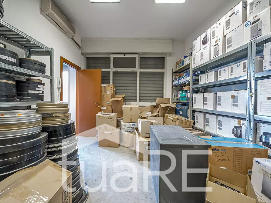 Immagine 16 di Negozio in vendita  in Via Camesena a Roma