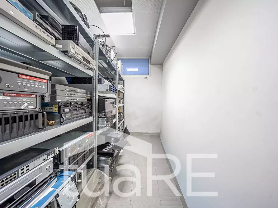 Immagine 17 di Negozio in vendita  in Via Camesena a Roma