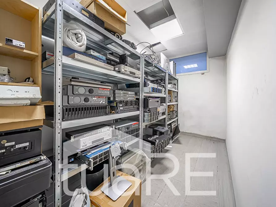 Immagine 18 di Negozio in vendita  in Via Camesena a Roma