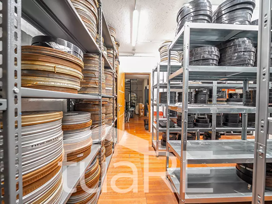 Immagine 23 di Negozio in vendita  in Via Camesena a Roma