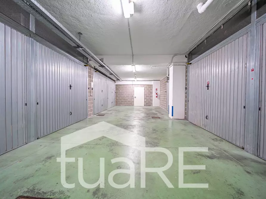 Immagine 24 di Negozio in vendita  in Via Camesena a Roma