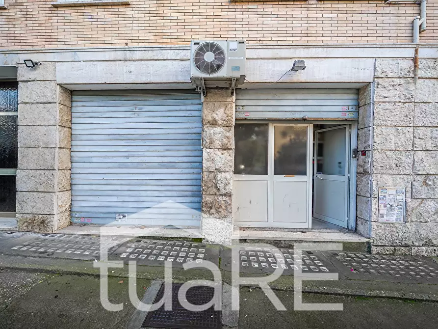 Immagine 25 di Negozio in vendita  in Via Camesena a Roma