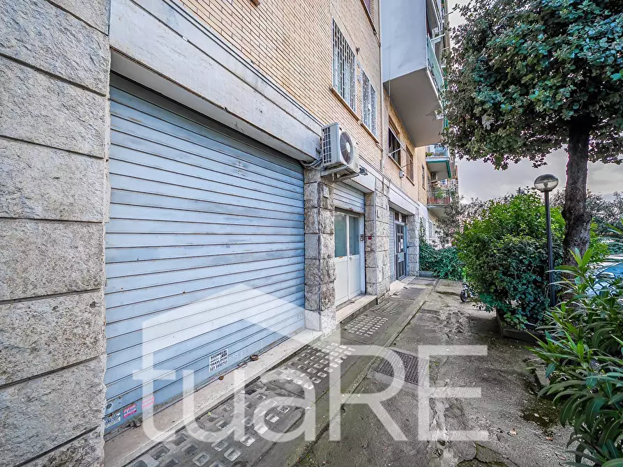 Immagine 26 di Negozio in vendita  in Via Camesena a Roma