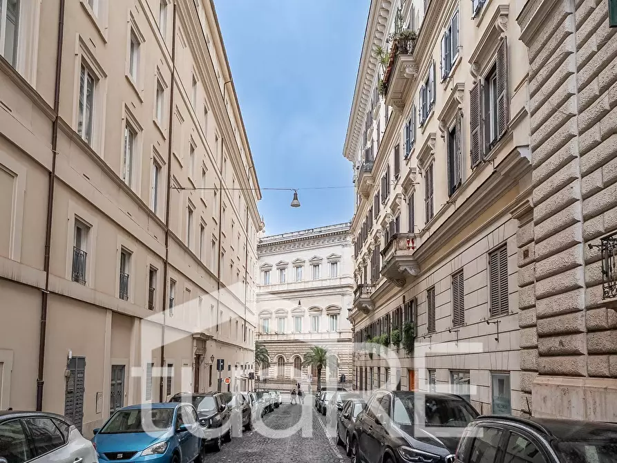 Immagine 25 di Negozio in vendita  in Via Mazzarino a Roma